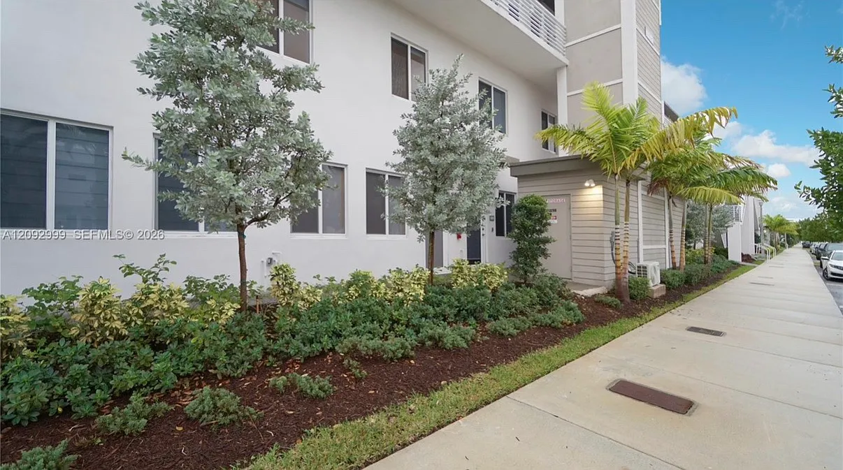 3 bed, 1315 sqft, $3,300 — Photo 2