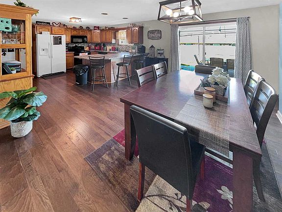 4th image of 1106 Oakwood Dr