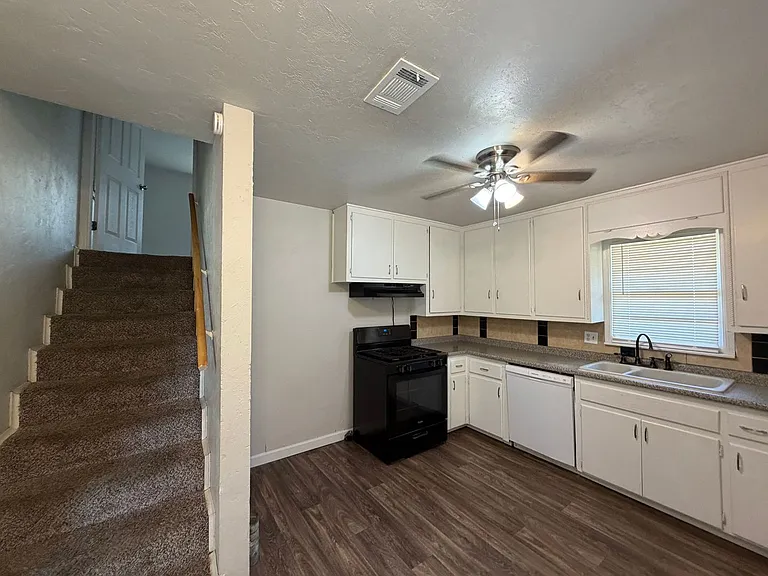 221 E Kerr Dr — Photo 9