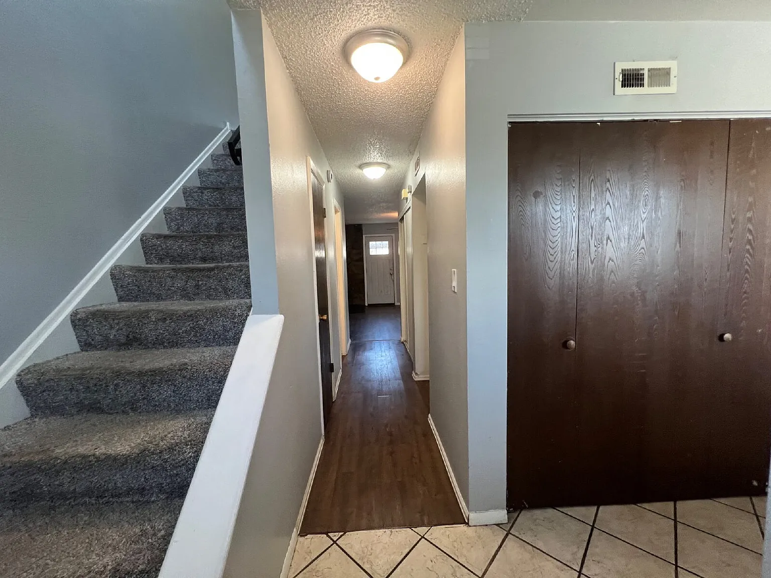 Charming 2bed/1.5 bath Townhome - Water Included — Photo 3