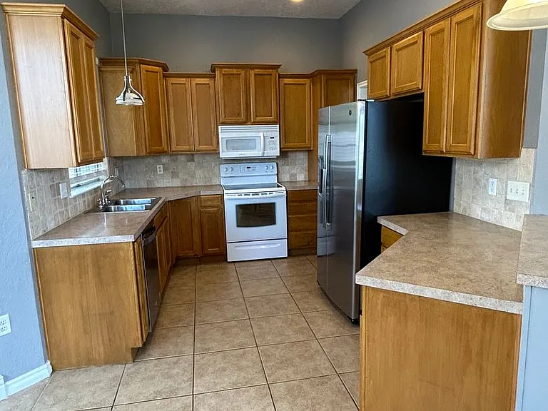 211 NW Cherry Ave — Photo 9