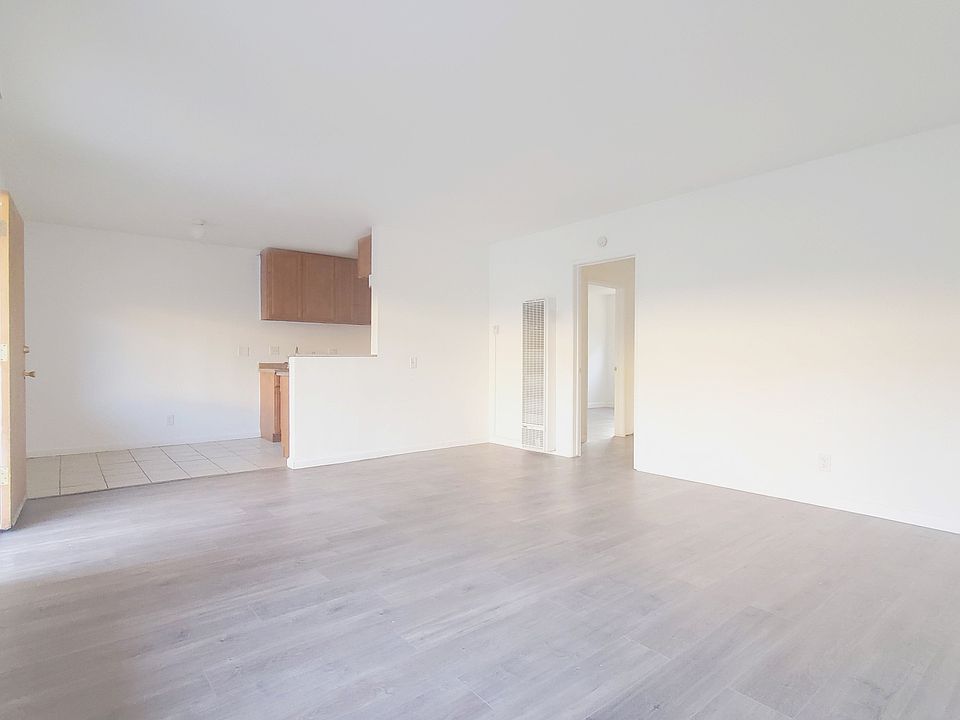 1st image of 1818 W Sumac Ln APT 3B