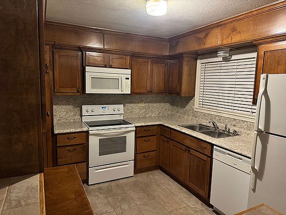 4th image of 303 Asbill Ave