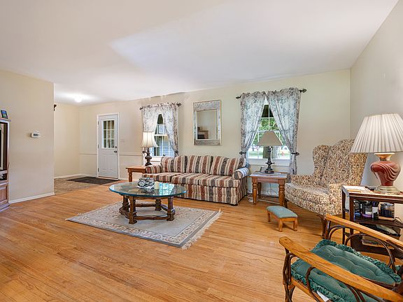 3rd image of 778 Darlington Ln