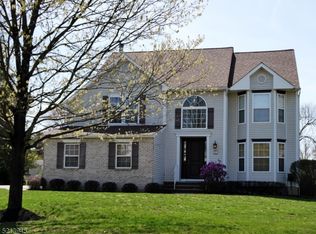 11 Fountain Dr, Somerset, NJ 08873