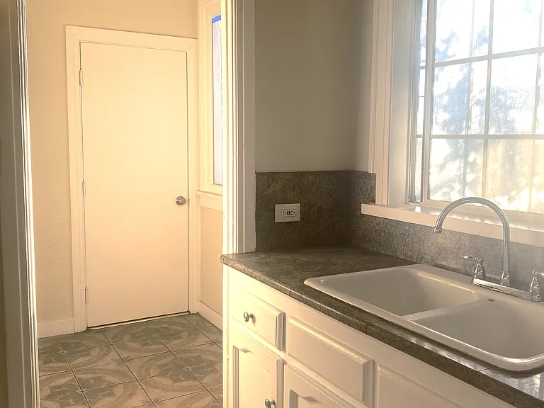 1608 W 35th St #1610-1/2 — Photo 4