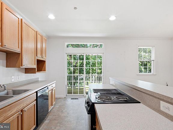 5th image of 104 Acorn Dr