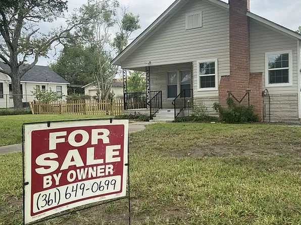 113 W Santiago St, Refugio, TX 78377