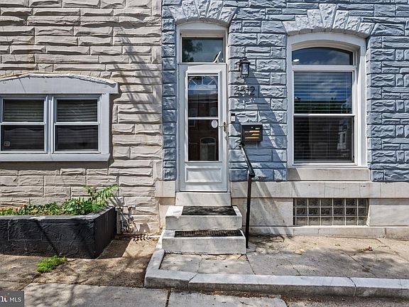 3rd image of 2512 E Fairmount Ave