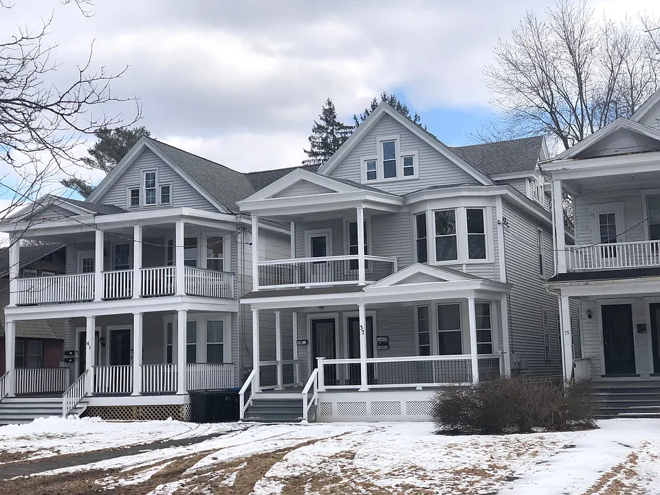 37 Manning Blvd #3