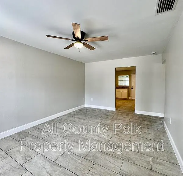 1138 W Sycamore St — Photo 2