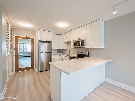 2nd image of 555 W Cornelia Ave APT 1703