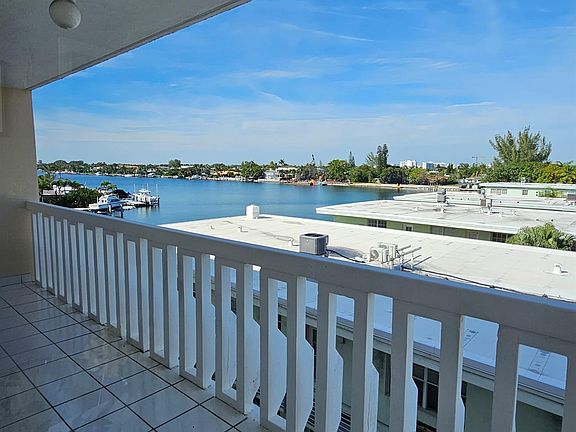 3rd image of 8530 Byron Avenue #406