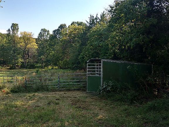 3rd image of 1525 Harkreader Rd