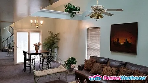 Available Now - Clean 3br 2 Bath Cozy Home On A Quiet Cul-de-Sac With Fenced Yard — Photo 2
