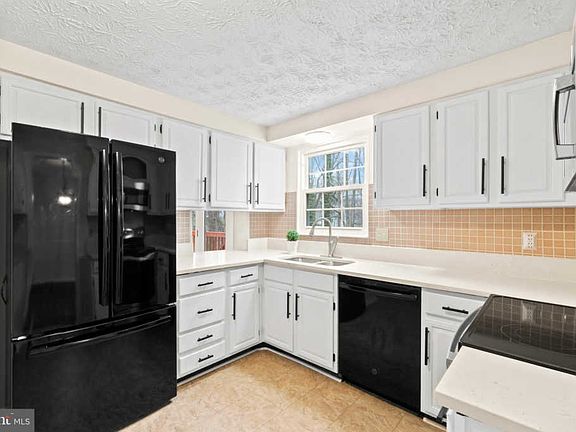 4th image of 8467 Monarch Ct