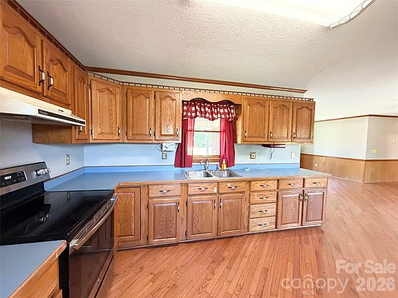 5th image of 372 Ferry Rd
