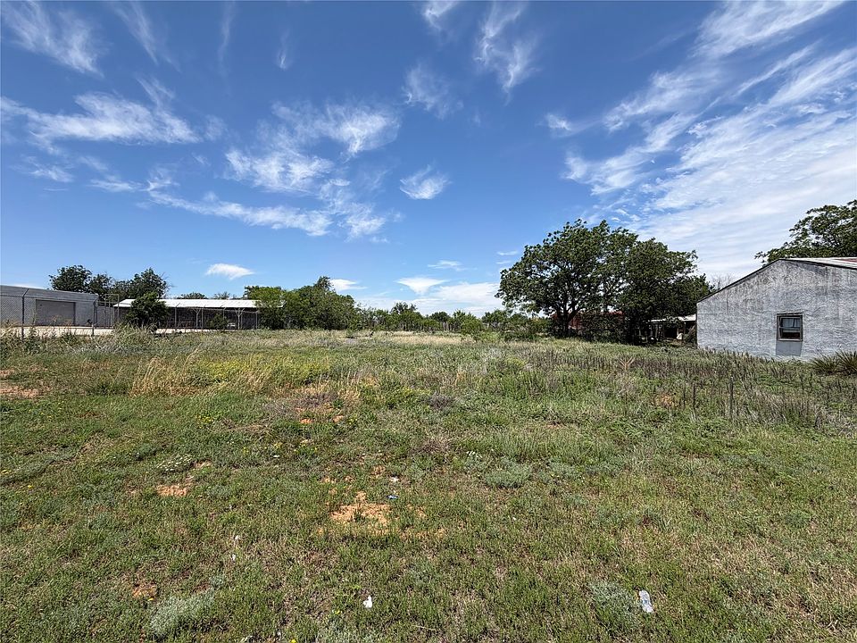 2nd image of 2407 E Broadway St