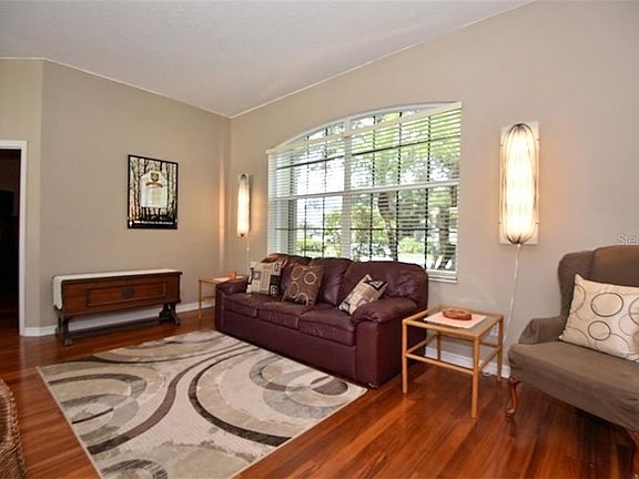 5th image of 329 Hazeltine Dr