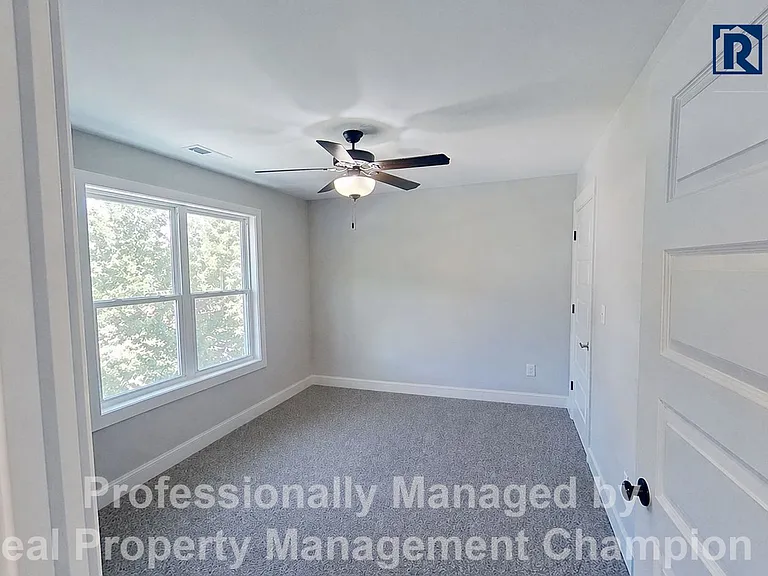241 E Ivybridge Dr — Photo 15