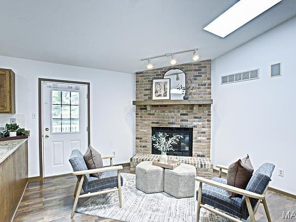 5th image of 1124 Crested View Dr