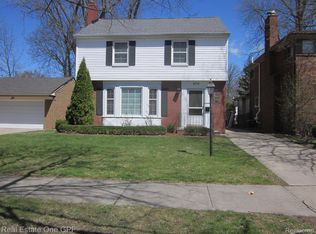1878 Prestwick Rd, Grosse Pointe Woods, MI 48236