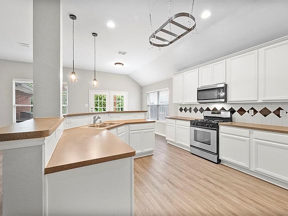 2nd image of 2113 Boulder Ridge Trl