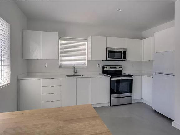 3rd image of 450 NE 62nd St #10557349