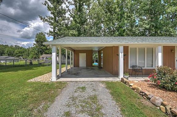 3rd image of 411 Greenland Ln