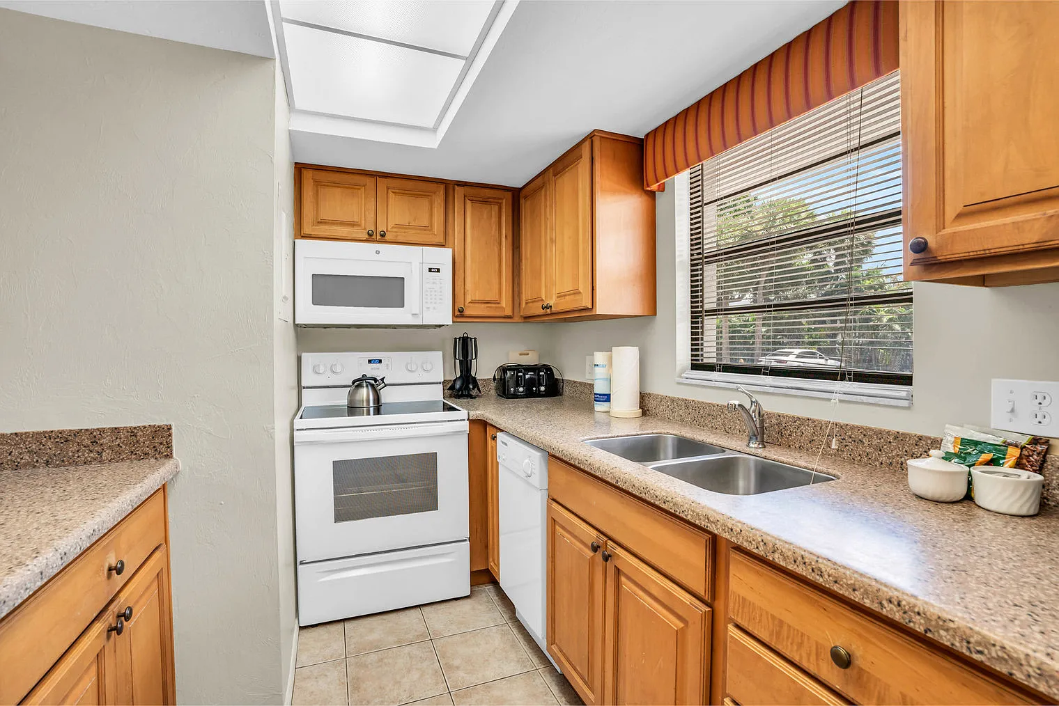 2 bed, 2.0 bath, 861 sqft, $2,571 — Photo 4