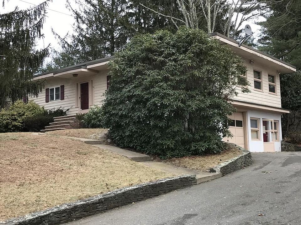 2nd image of 192 Ash St