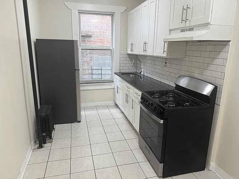 1005 Morris Park Ave #1A — Photo 2