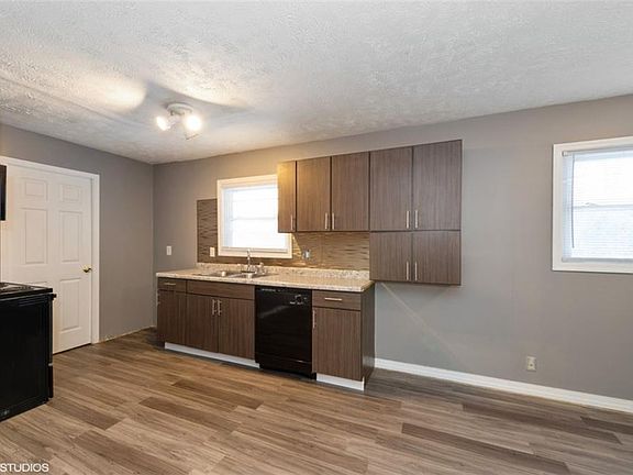 3rd image of 3418 Wellington Ave