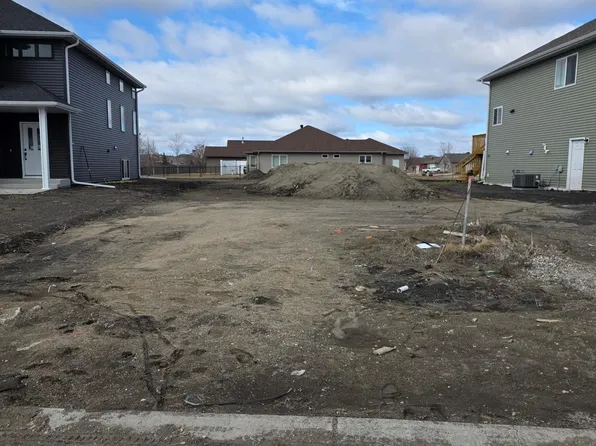 2410 36th Ave S, Moorhead, MN 56560