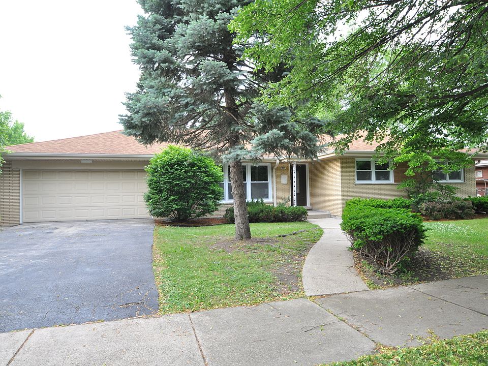 1st image of 928 E 167th Pl