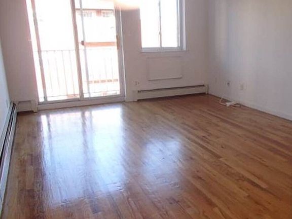 3rd image of 3028 33rd St APT 3R