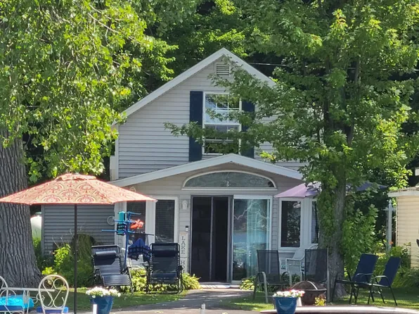 55586 Indian Lake Rd, Dowagiac, MI 49047