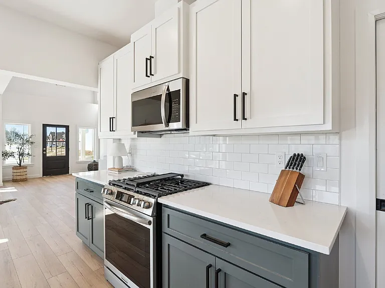 2410 W Charleston St — Photo 30