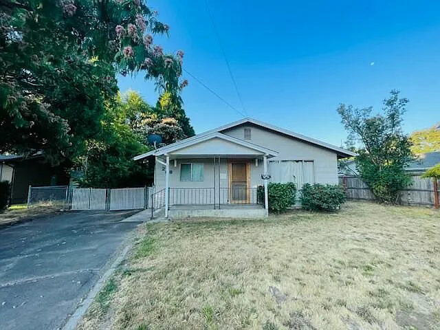 208 W Main St photo 1