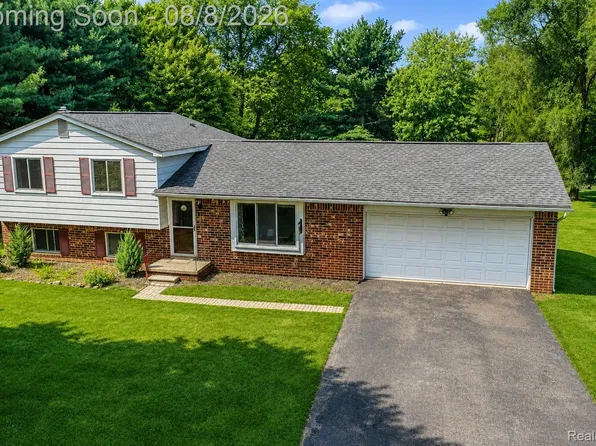 8796 Coyle Dr, Pinckney, MI 48169