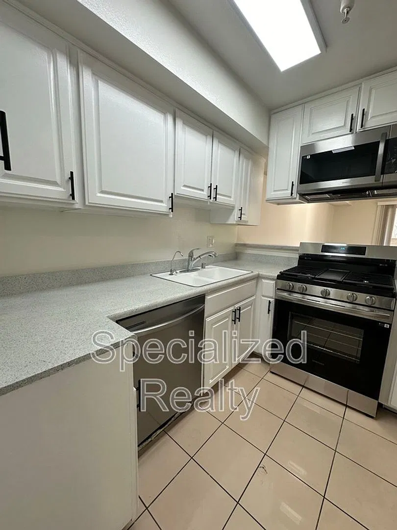 621 N. Louise St — Photo 3