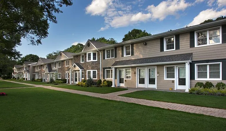 Fairfield Knolls at Lindenhurst — Photo 1