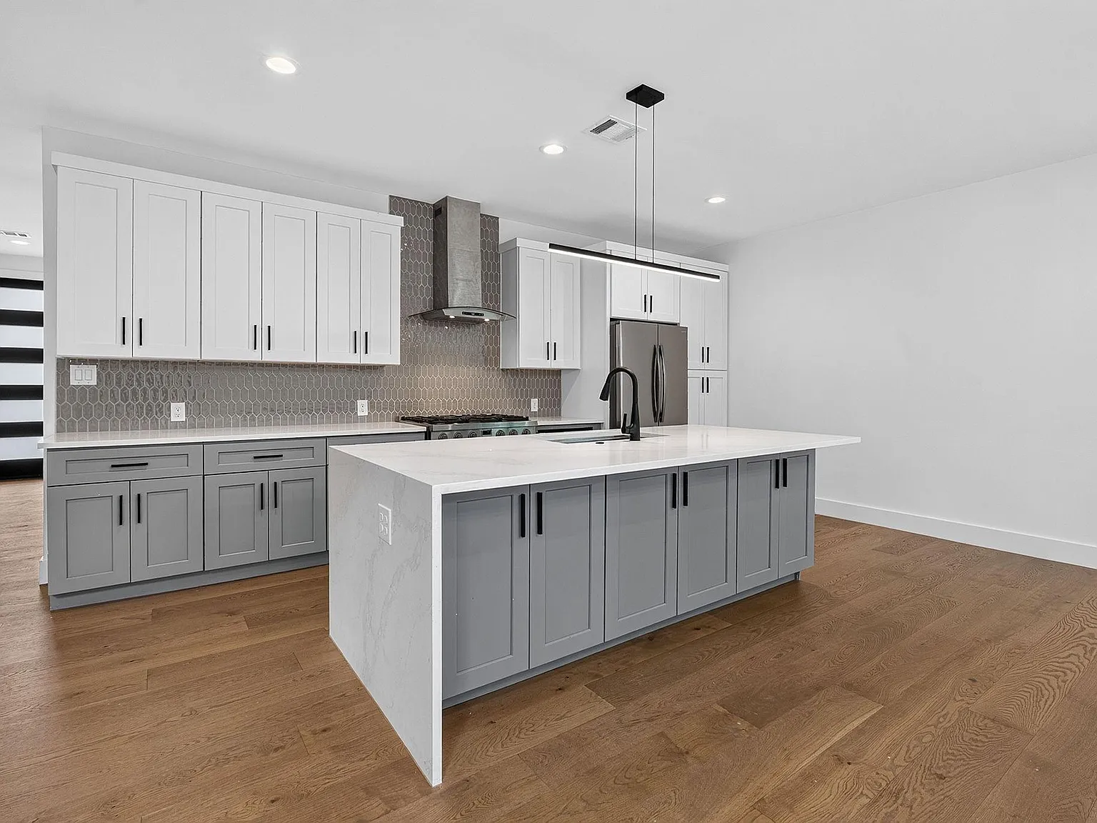 4 bed, 3.0 bath, 2212 sqft, $5,000 — Photo 3