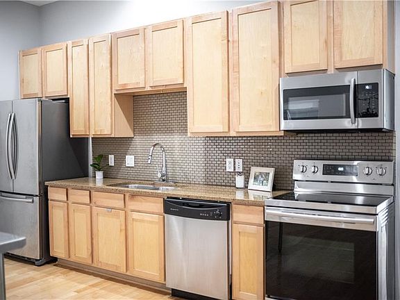 4th image of 2931 E 12th St Unit 202