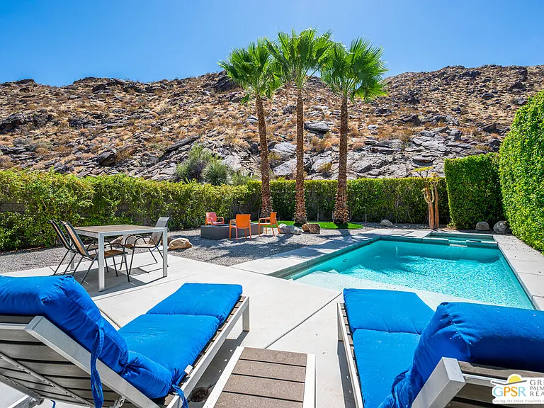 1009 Iris Ln — Photo 1