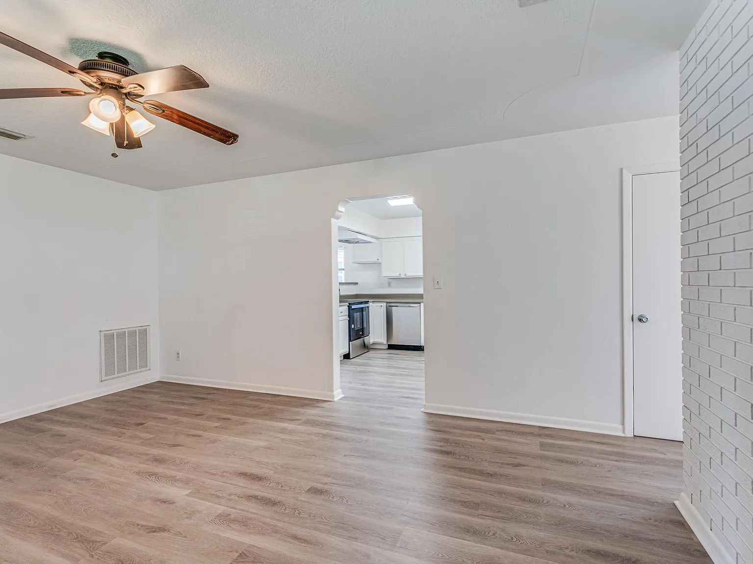 506 E Sparkman Ave — Photo 2