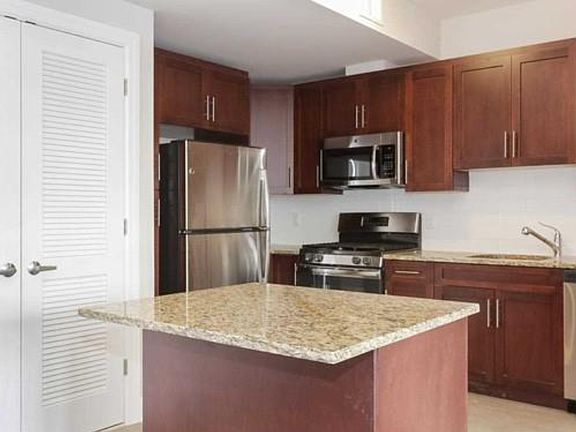4th image of 555 10th St Unit 101