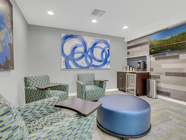 Lakeside Central Apartments — Photo 16