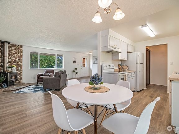 3rd image of 218 Vista Del Mar Street