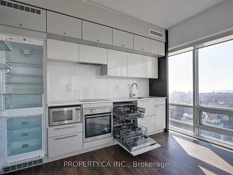 15 Grenville St #4704 — Photo 15